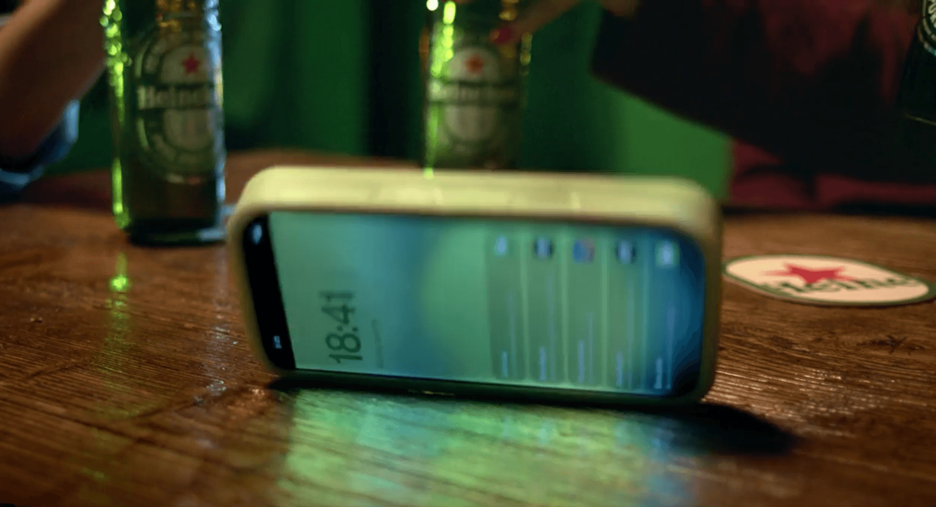 Heineken lança capa que vira o celular para baixo ao brindar