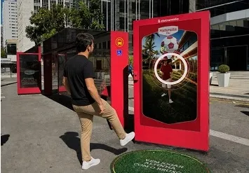 Streetwise e Maturatta ativam Copa do Mundo com "altinha virtual" de Ronaldinho Gaúcho em abrigo de ônibus na Paulista