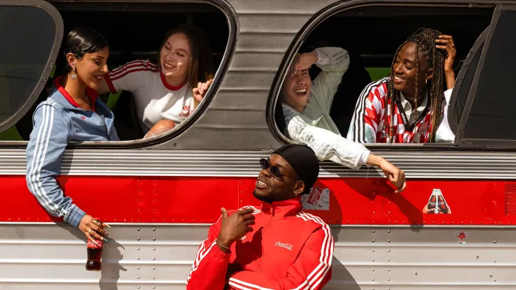 adidas Originals e Coca-Cola lançam coleção colaborativa inspirada nos anos 2000 para a Copa do Mundo 2026
