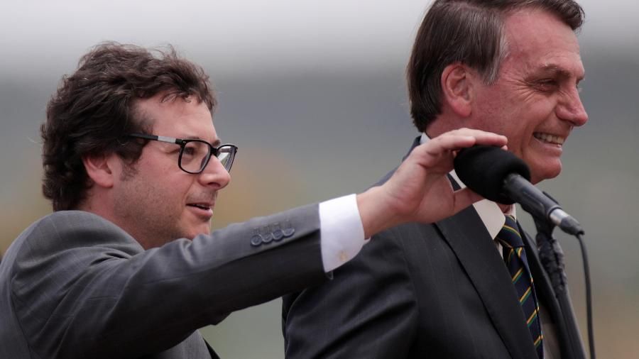 chefe-da-secom-fabio-wajngarten-arruma-microfone-ao-lado-do-presidente-jair-bolsonaro-no-palacio-da-alvorada-1580908037083_v2_900x506.jpg