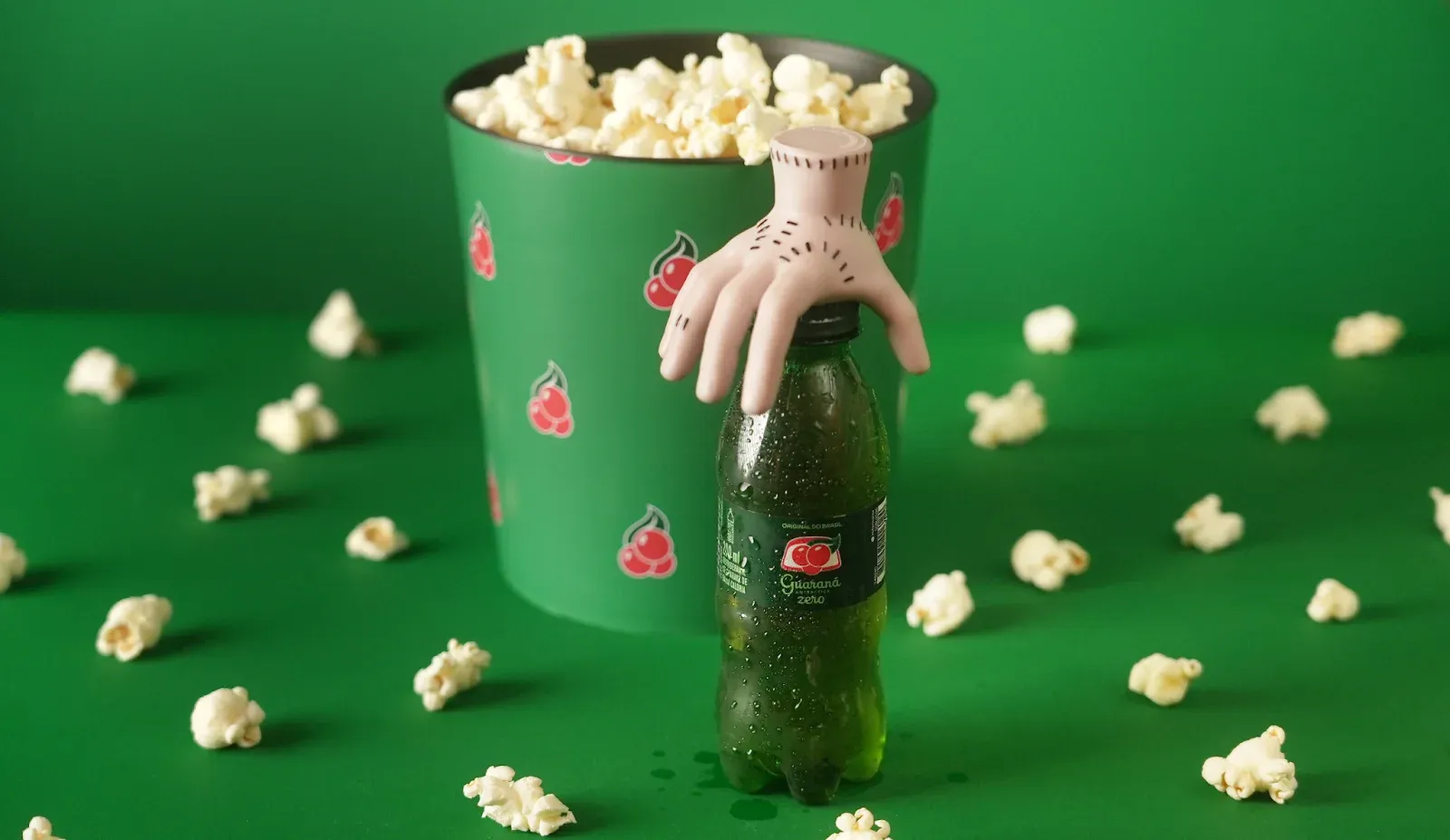 Guaraná Antarctica relança caçulinha com brinde inspirado em série da Netflix