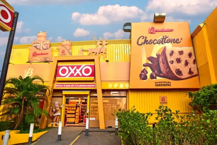 Em ação de Natal, Bauducco transforma lojas Oxxo em panettones gigantes