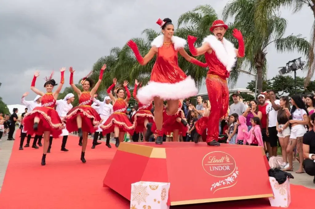 Lindt realiza Parada de Natal com desfiles e distribuição de trufas