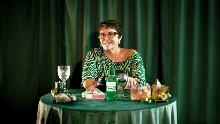Collab da Eurofarma escrita nas estrelas traz Márcia Sensitiva como protagonista da campanha