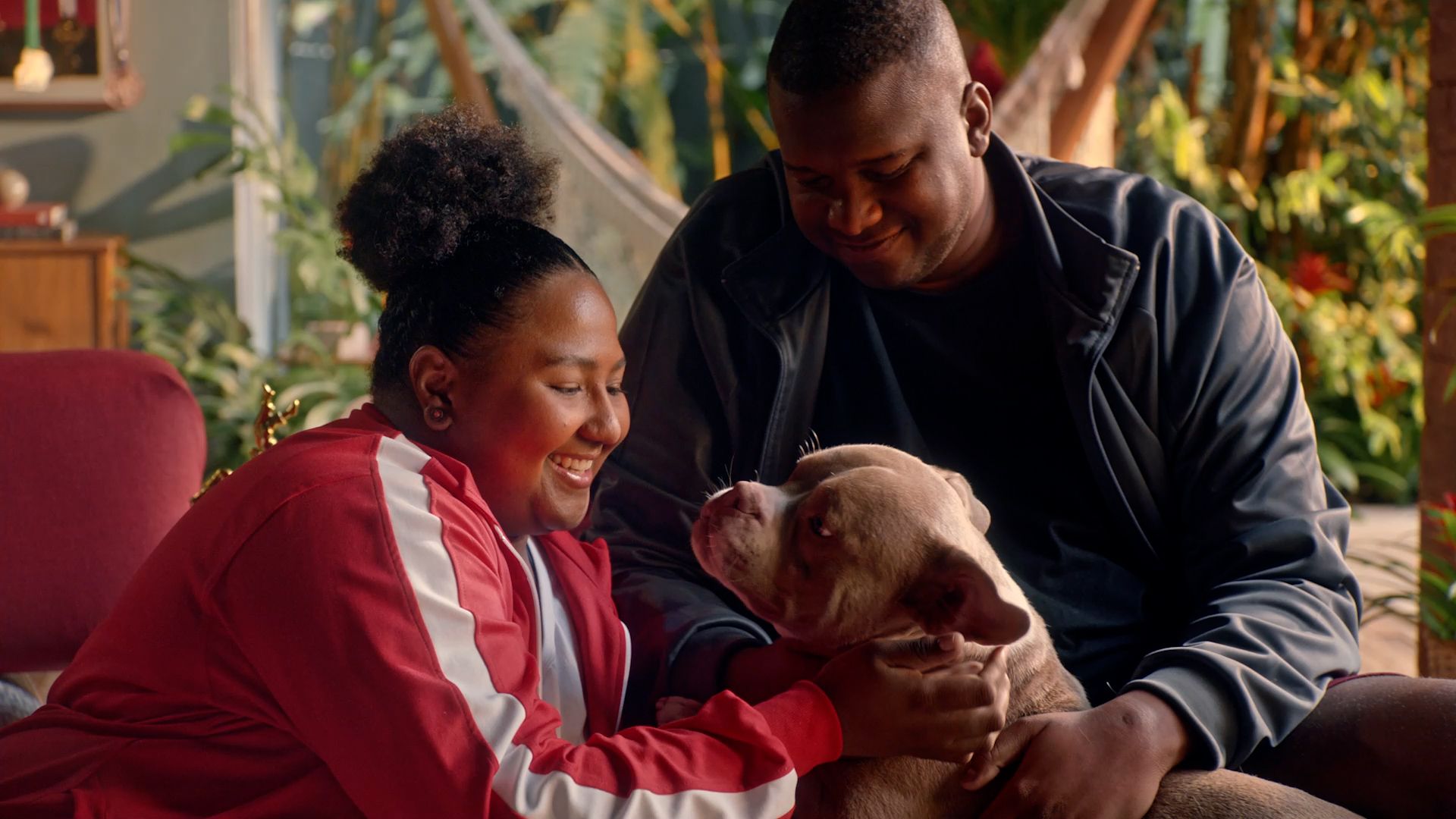 Bradesco lança campanha com Bia Souza, seu marido e o cãozinho Danbi