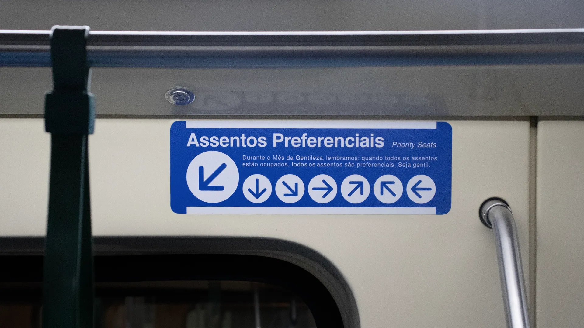 Metrô de São Paulo transforma assentos em símbolo de gentileza