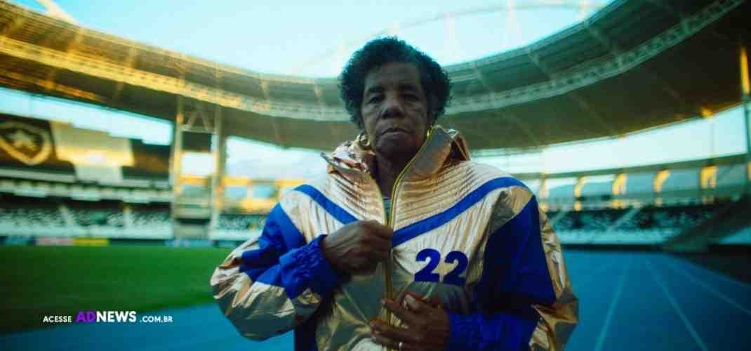 Aída dos Santos recebe “O uniforme que nunca existiu” da Centauro