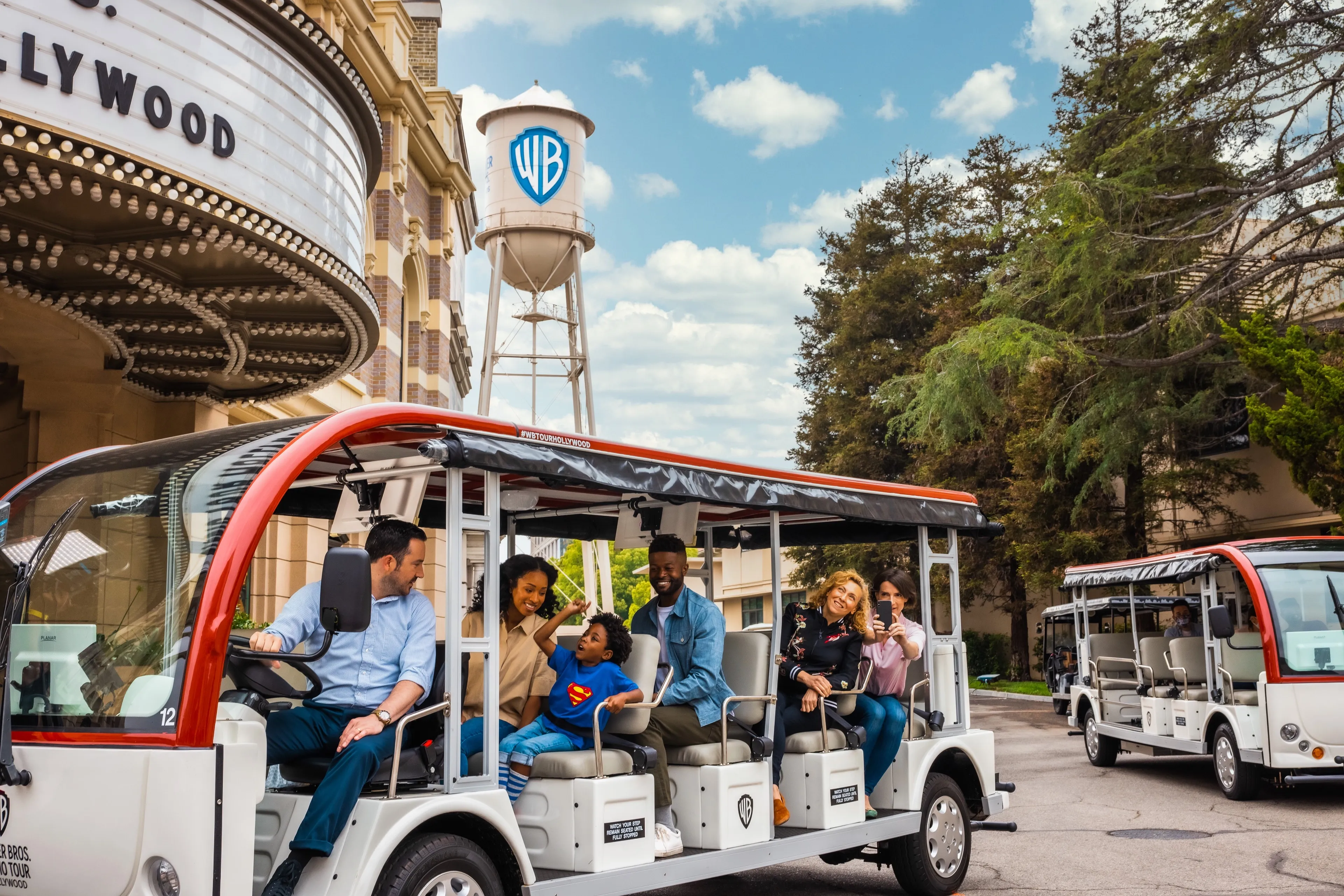 Disputa Bilionária pelo Império Warner: Netflix e Comcast Entram na Briga por Estúdio de Burbank