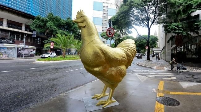 NotCo-instala-Frango-gigante-dourado-no-Centro-de-Sao-Paulo-2.jpg