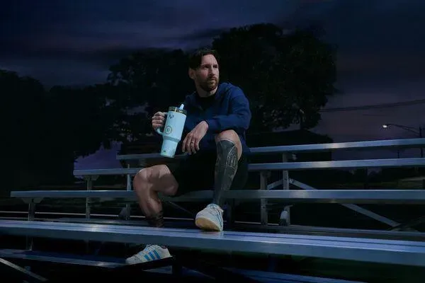 Stanley 1913 relança collab com Messi em azul vibrante inspirado na Argentina