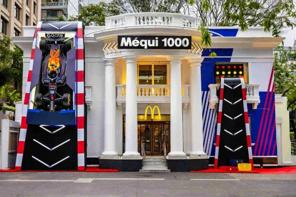 McDonald’s pendura carro da Red Bull na Paulista — e precisa esconder os patrocinadores