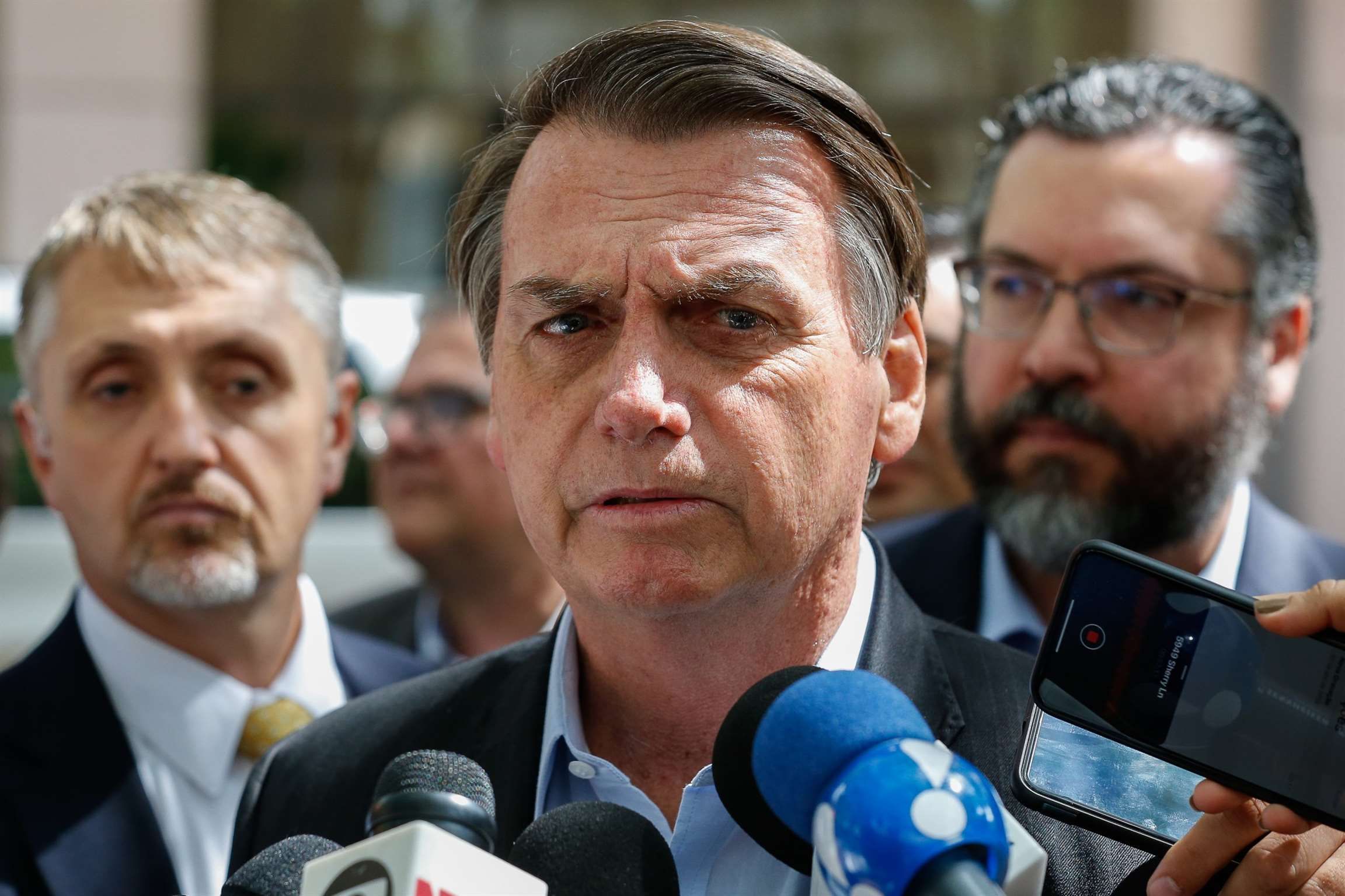 Bolsonaro atinge mídia tradicional onde mais dói