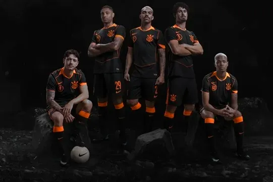 Corinthians estreia novo uniforme preto e laranja contra o Flamengo