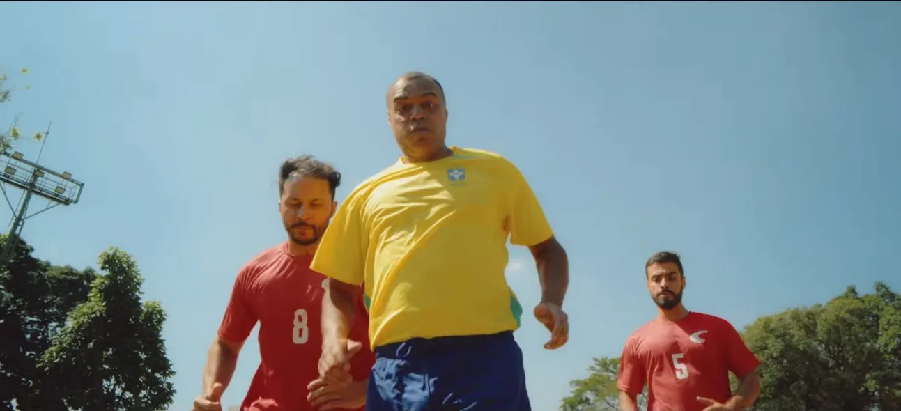 Centauro reúne Denilson, Milene Domingues e influenciadores em campanha que celebra a alma do futebol brasileiro