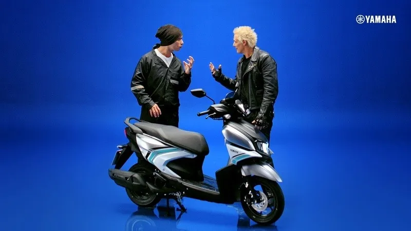 Yamaha lança a scooter híbrida leve ZR com campanha estrelada por Supla e Marco Luque