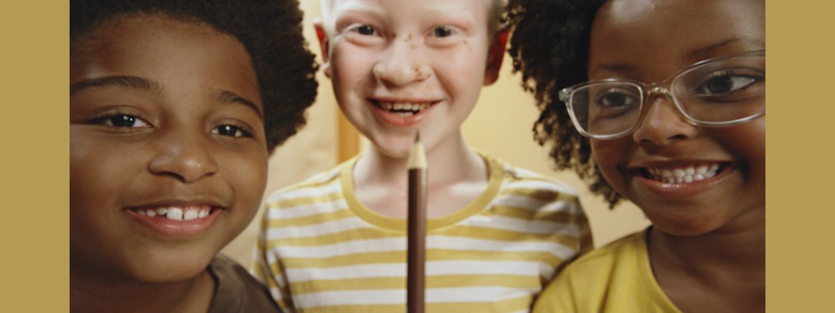 Nova campanha da Faber-Castell explora diversidade de tons de pele para promover representatividade racial