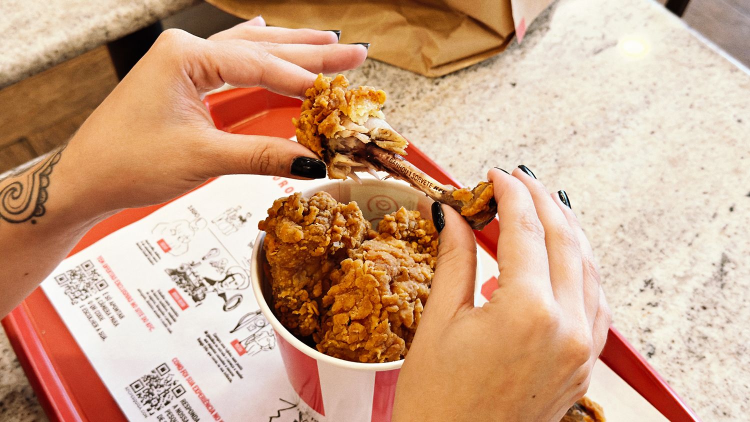 KFC surpreende consumidores com ossinhos premiados