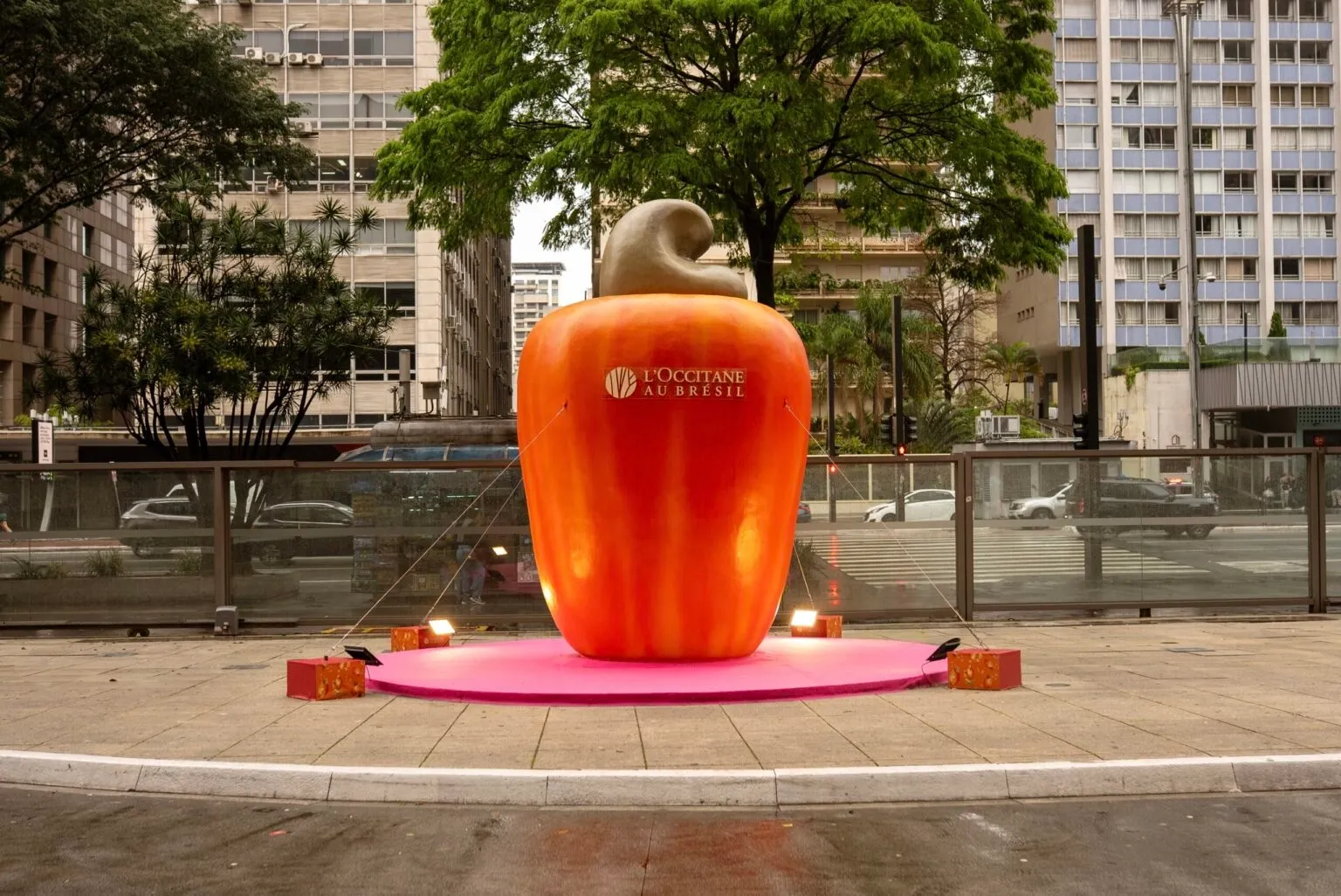 L'Occitane au Brésil instala caju gigante na Avenida Paulista para lançamento de perfume