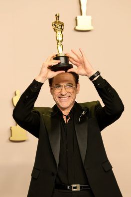 rdj-oscar-263x395.jpeg