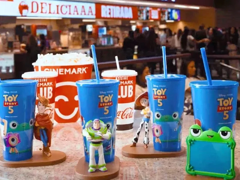 Cinemark lança coleção especial de balde-mochila e copos temáticos para a estreia de Toy Story 5