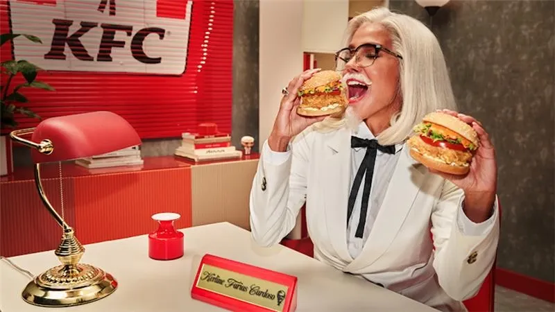 Kerline Cardoso assume o posto de Coronel Sanders em nova campanha do KFC Brasil
