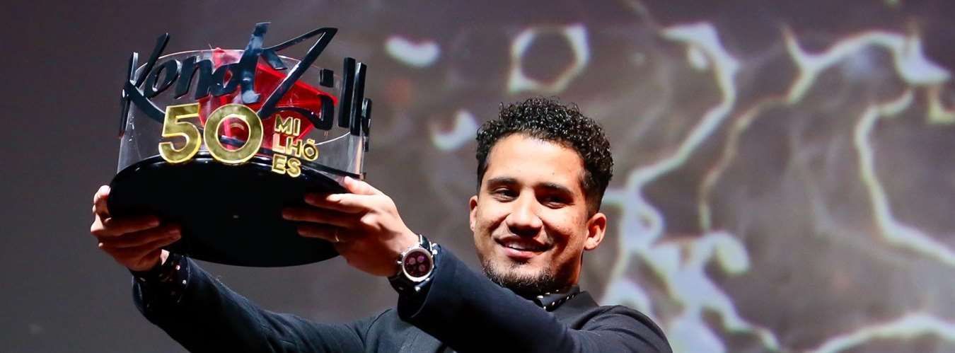 Nota: Canal Kondzilla recebe placa do YouTube celebrando 50 milhões de inscritos