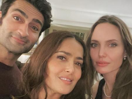 salma-hayek-e-angelina-jolie-1576093948459_v2_450x337.jpg
