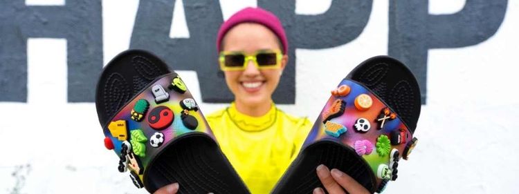 Crocs lança coleção Solarized, modelos que são a evolução do tie-dye 