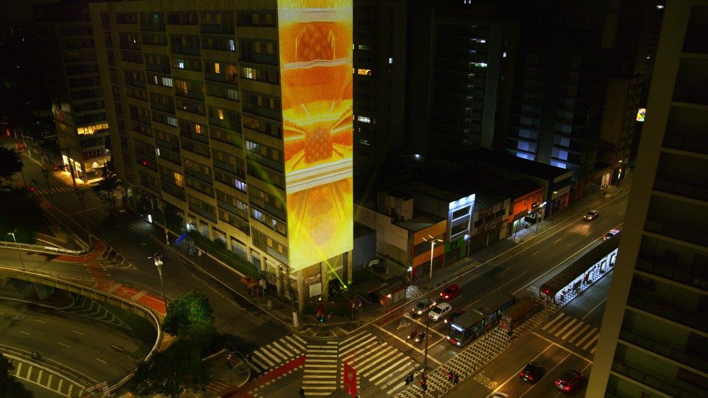 Bauducco mostra produção de panettones com projeção na Paulista