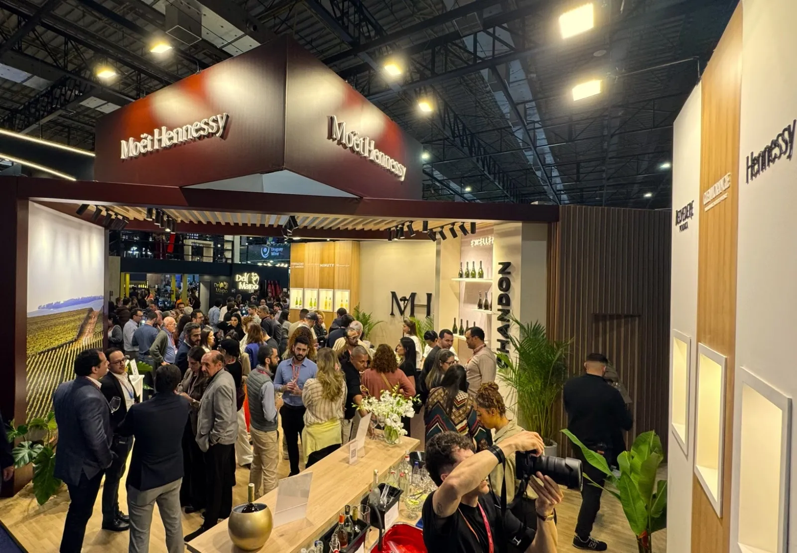 Moët Hennessy leva três universos de marcas a estande criado pela 11ag para a ProWine 2026