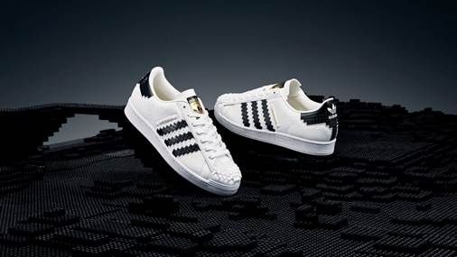 adidas e LEGO lançam releituras do tênis Superstar em collab