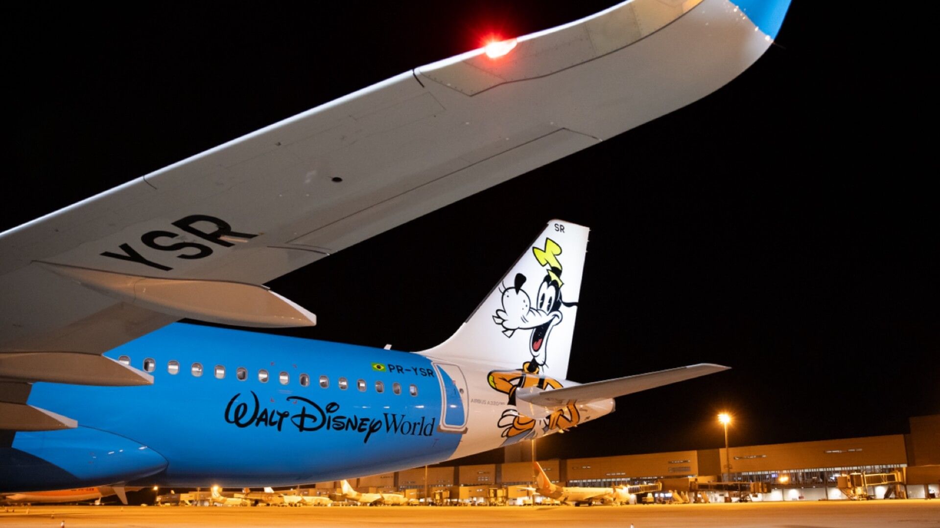 Azul e Disney lançam aeronave temática do Pateta no Brasil
