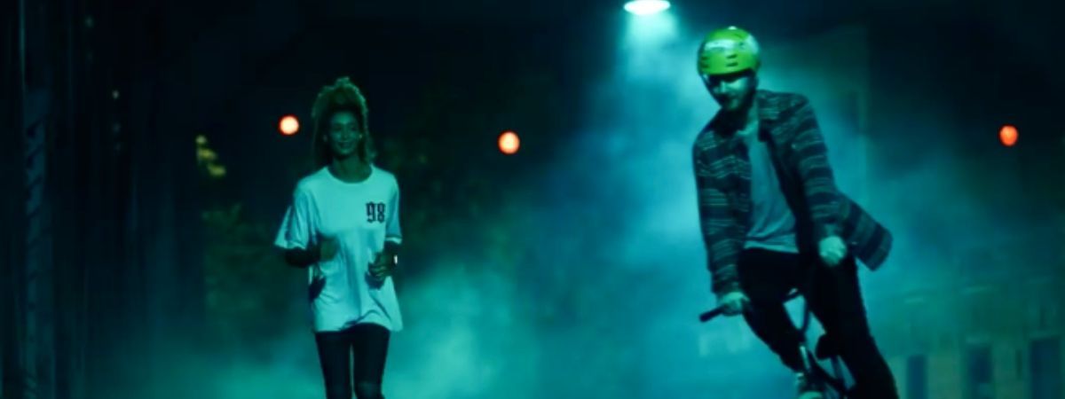 Vídeo da Samsung com mulher correndo sozinha a noite gera polêmica