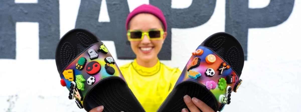 Crocs lança coleção Solarized, modelos que são a evolução do tie-dye 