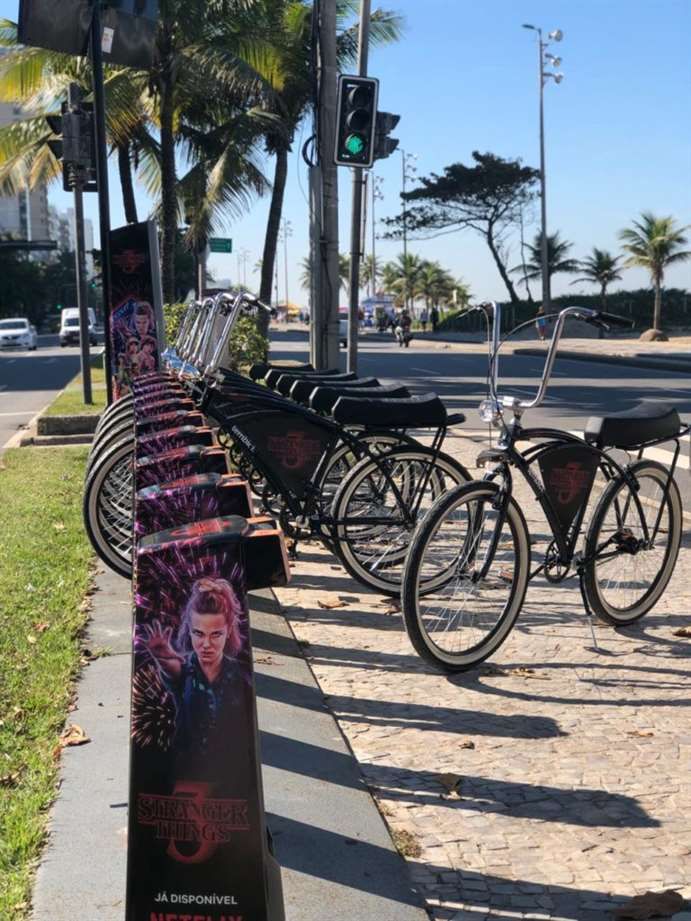 Netflix, em parceria com Itaú, espalha bikes de Stranger Things