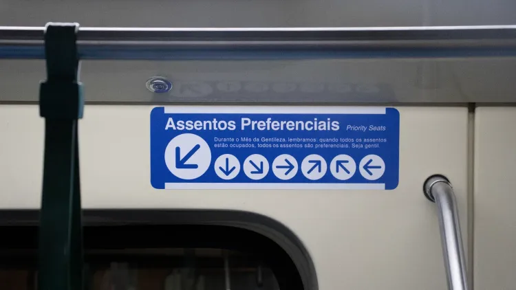 Metrô de São Paulo transforma assentos em símbolo de gentileza