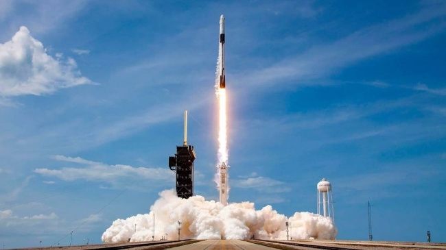 SpaceX-empresa-de-Elon-Musk-realiza-1°-voo-orbital-com-civis-2.jpg