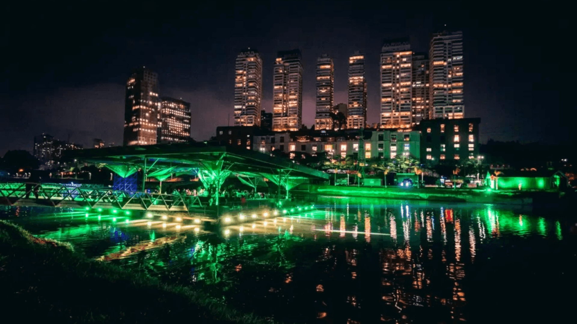 Para chamar atenção à poluição, Heineken inaugura bar flutuante em SP