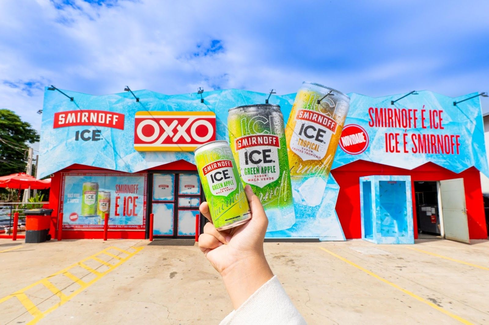 Oxxo e Smirnoff ICE “congelam” fachada de loja