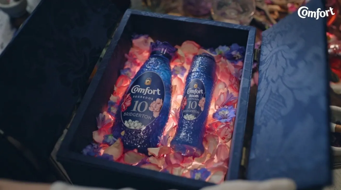 Comfort lança teaser de campanha inspirada em Bridgerton com Hugh Sachs