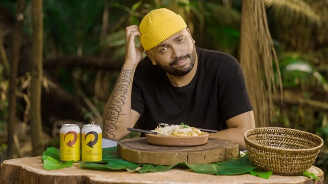 “No Limite”: ação da Skol desafia Projota a comer lasanha