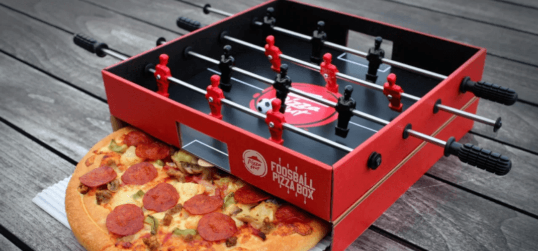 Pizza Hut cria mesa de pebolim com embalagem da pizza