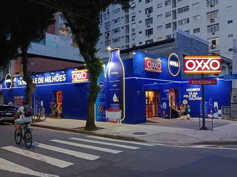 OXXO e NIVEA lançam loja emblemática no litoral para conectar experiência de marca ao BBB26