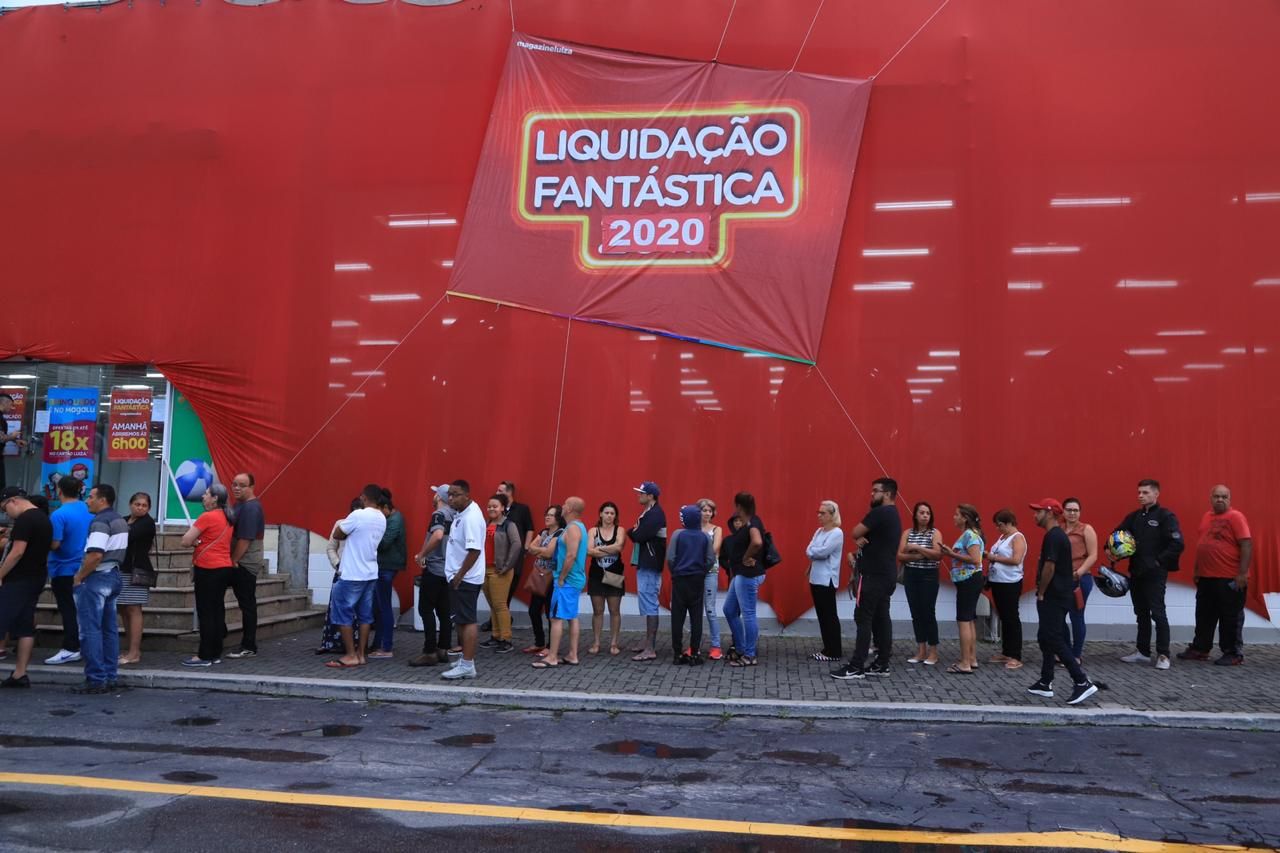 Clientes viram noite em filas para Liquidação Fantástica da Magalu