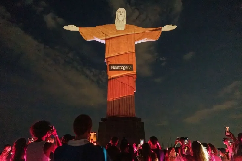 Neutrogena estreia em bastões com cor no Brasil e aposta em proteção solar com efeito make-up
