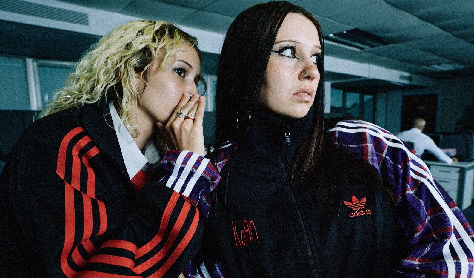 Adidas e banda Korn lançam coleção de roupas e calçados