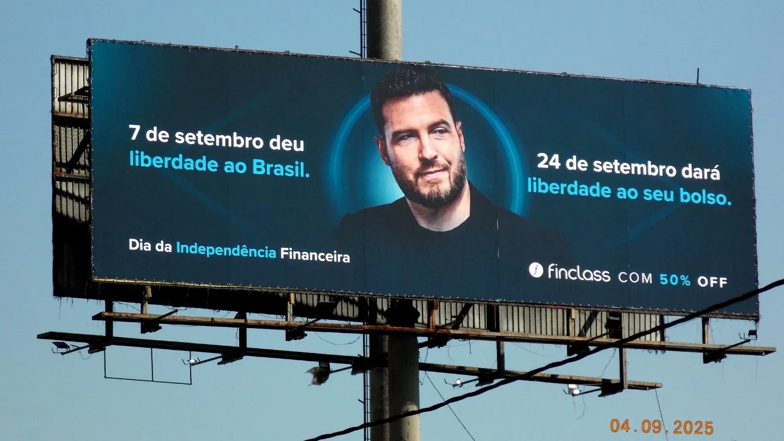 Com painéis da Multifaces Brasil, Finclass estreia campanha "Dia da Independência Financeira"