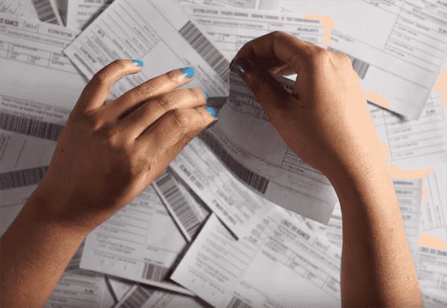 Serasa Consumidor apresenta ação rasgando boletos para desestressar as pessoas