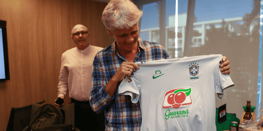 Guaraná Antarctica presenteia nova técnica da Seleção feminina de futebol