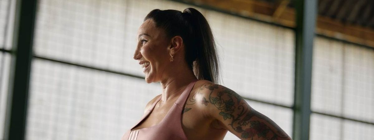 Adidas lança coleção de tops esportivos focada na diversidade